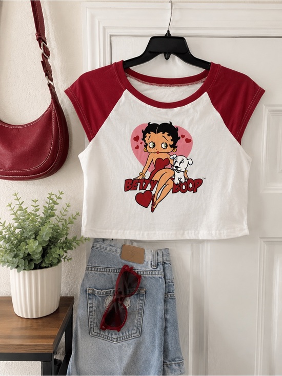 ROMWE Tops - ROMWE Red & White Betty Boop Raglan Crop Tee